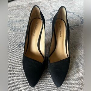 Black pumps